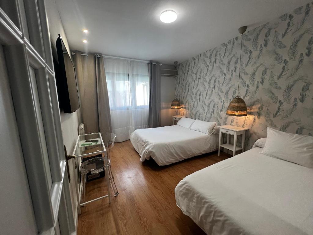 Hotel Plaza Mayor - Budget Triple Room