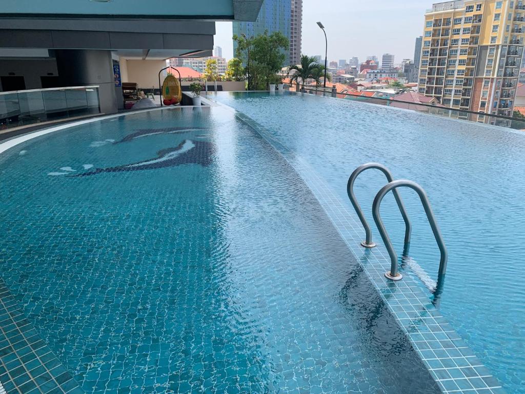 a large swimming pool on top of a building at B70 HC Rental Apartment at TK Central with Swimming Pool & Gyms in Phnom Penh