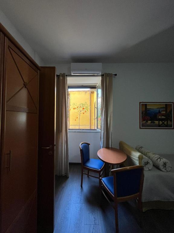 Postel nebo postele na pokoji v ubytování Hotel d'Orleans