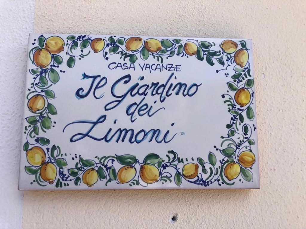 Una señal que dice que la abuela consigue limón en Il Giardino dei limoni, en Polvica