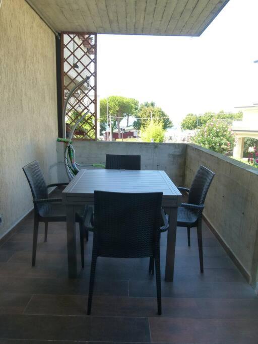 a table and chairs sitting on a balcony with a table and chairs at Appartamento Bel Sito in Bardolino