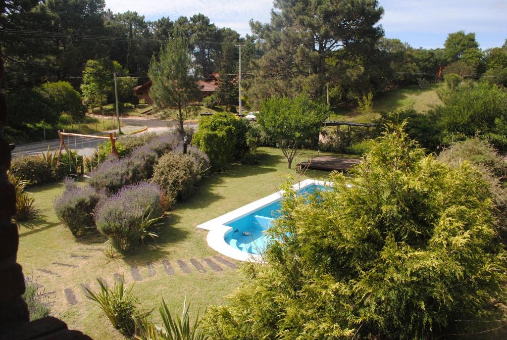 un jardín con piscina en un patio en Puerto Carrasco en Valeria del Mar