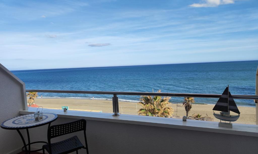 balkon z widokiem na plażę w obiekcie Rocachica Edén Beach 41 w mieście Torremolinos
