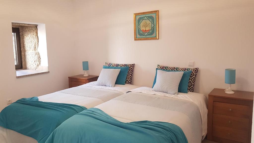 2 camas en una habitación de color azul y blanco en Isabel de Gouveia, en Belmonte