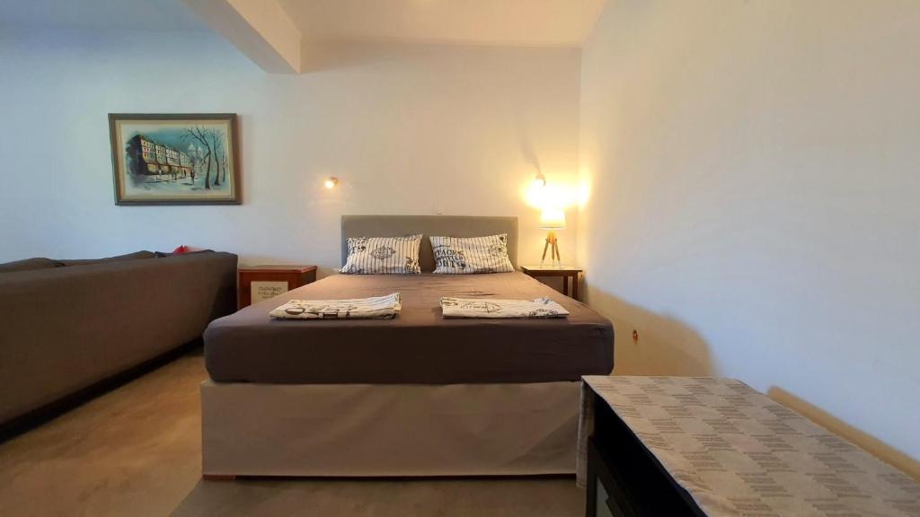 1 dormitorio pequeño con 1 cama y 1 sofá en Konti villa, en Kondáraina