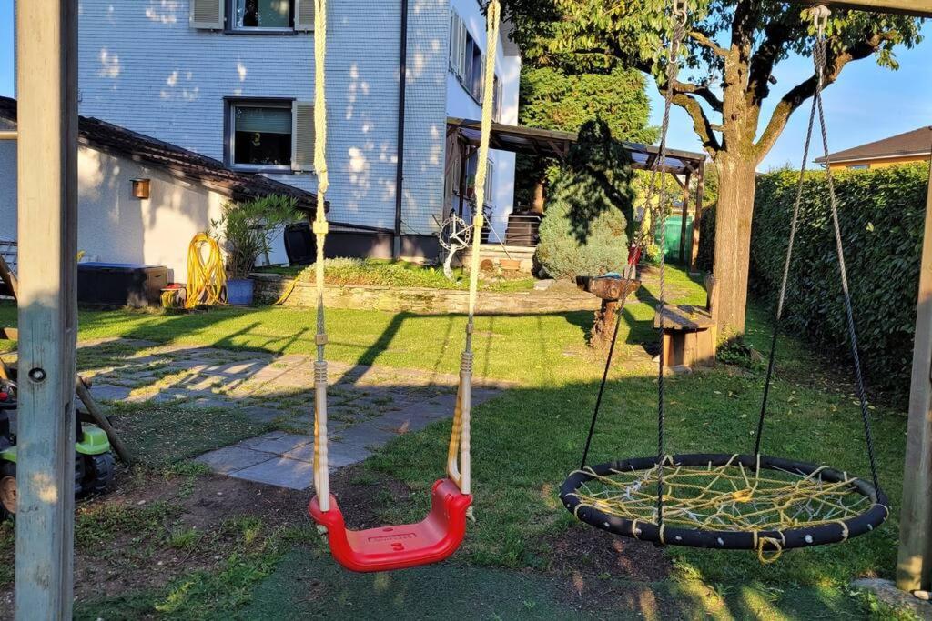 un'altalena nel cortile di una casa di Omi's Nest, für klein und gross a Oberbüren