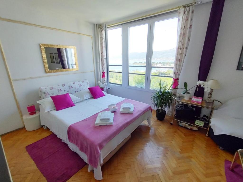 um quarto com uma cama grande e uma janela grande em Teja Apartment em Split