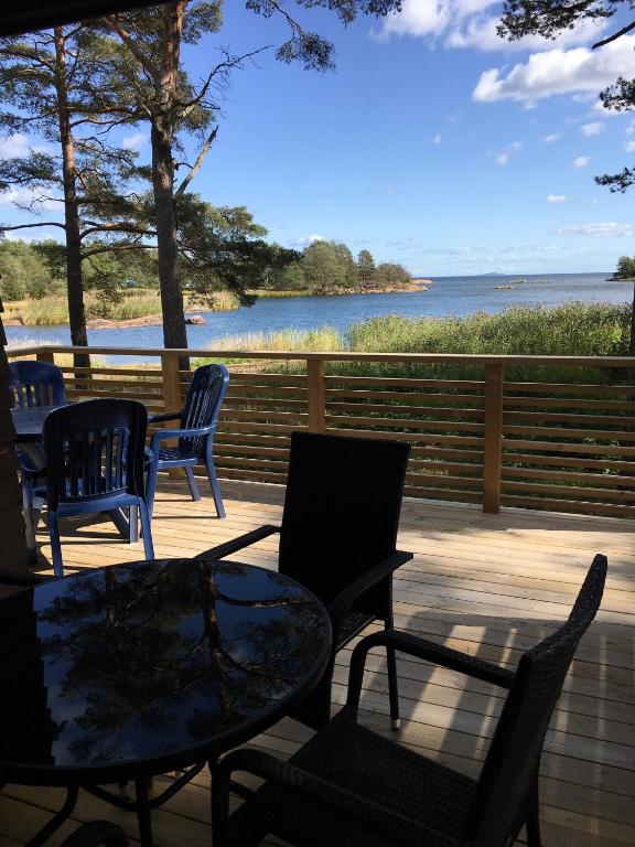 patio con sedie, tavoli e vista sull'acqua di Havsläge a Oskarshamn
