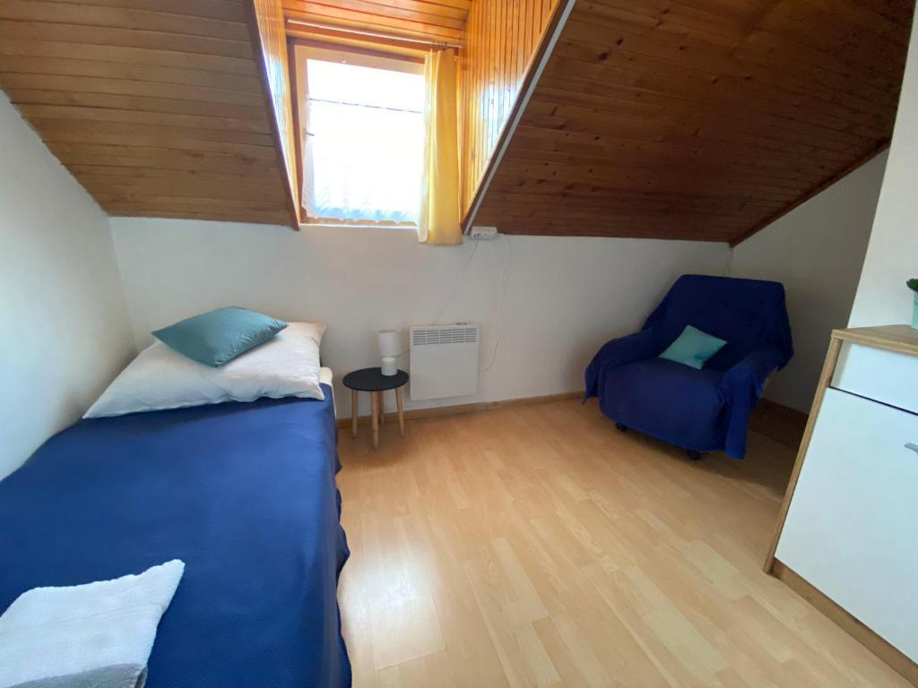 Łóżko lub łóżka w pokoju w obiekcie Kék Nefejelcs apartman