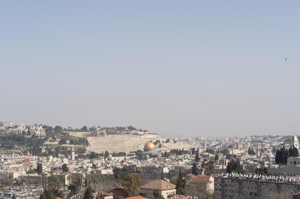 uma vista da cidade de Jerusalém com a cúpula dourada da rocha em Unique View - 2 BR & 2 BTH - Monbaz streetM em Jerusalém