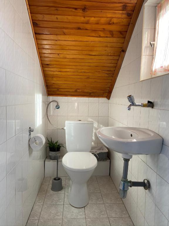 Łazienka w obiekcie Kék Nefejelcs apartman