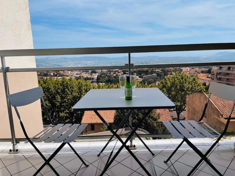 Zdjęcie z galerii obiektu Grasse Centre-moderne-calme-vue mer-parking w mieście Grasse