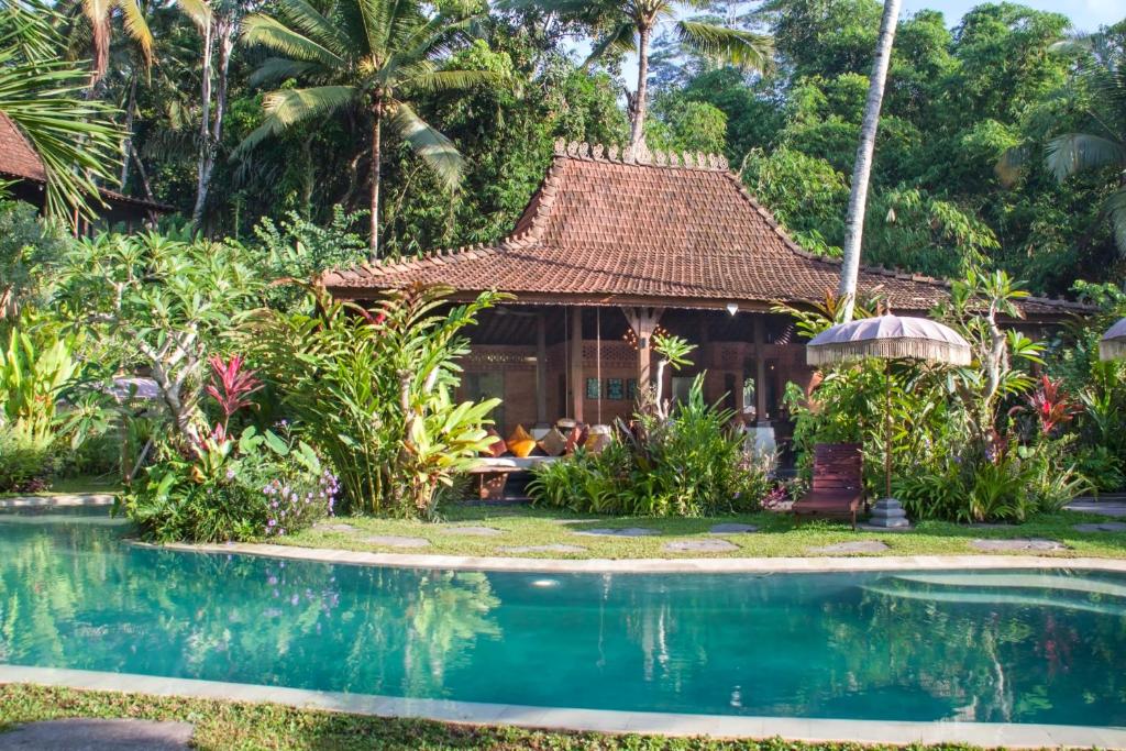 En have udenfor Villa Mahadevi 2 Ubud Jungle Retreat Joglo