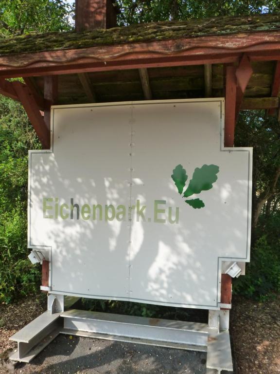 una señal con las palabras elmerberg eu en ella en Monteurwohnung Eichenpark, en Pottum
