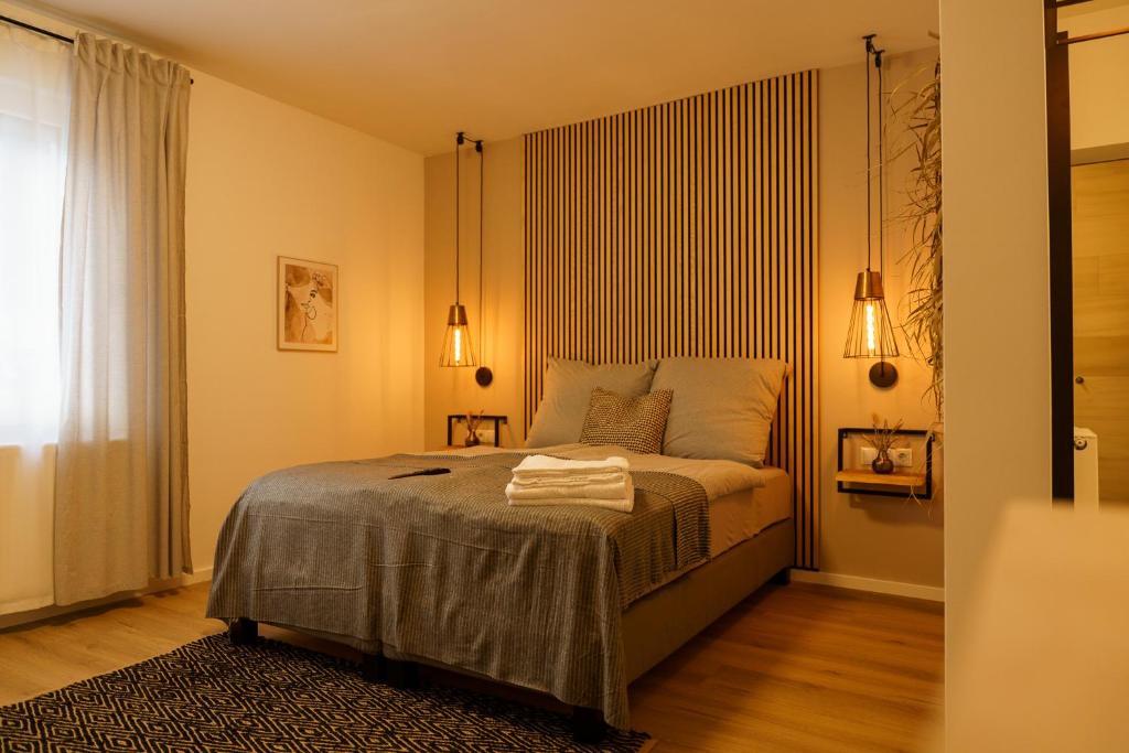 1 dormitorio con 1 cama con 2 toallas en Premium Apartments Koblenz, en Coblenza