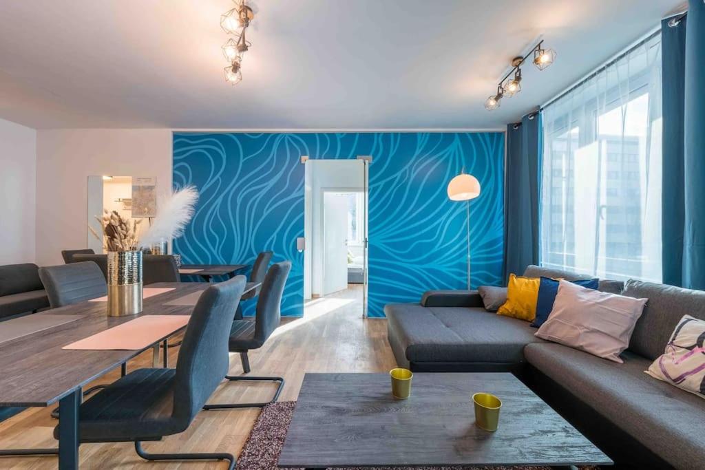 un soggiorno con divano e tavolo di BIG 7RMS City Central Loft, 1ALocation a Berlino