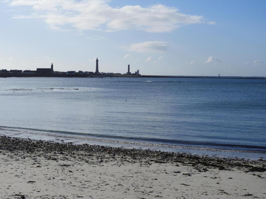 a view of the ocean from the beach at les volets bleus in Saint-Guénolé