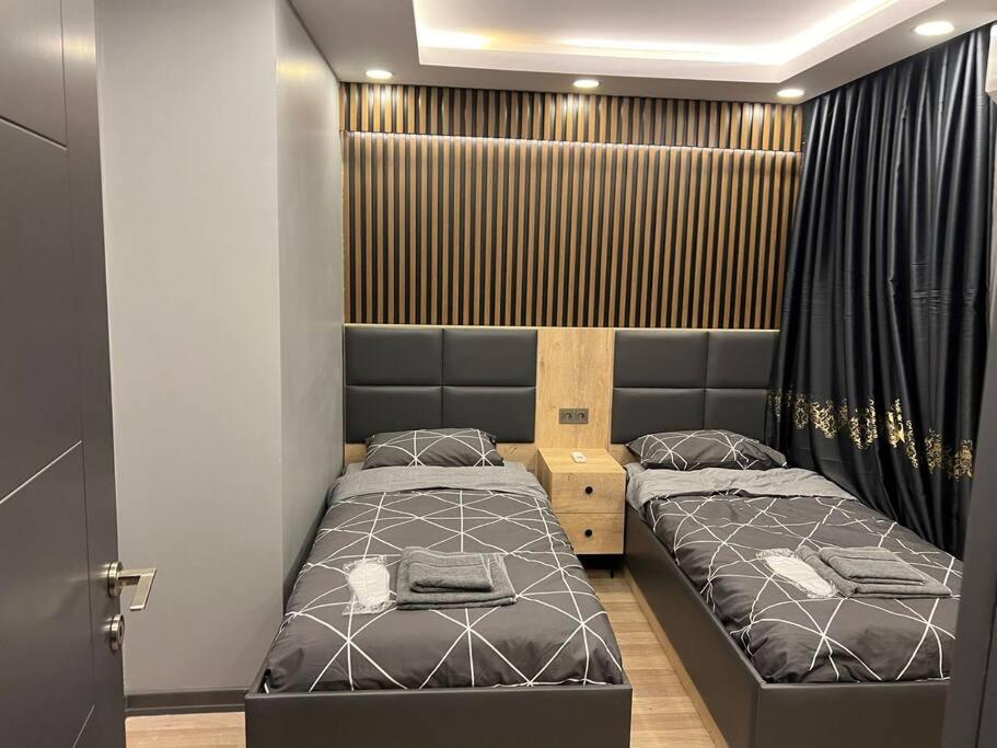 een slaapkamer met 2 bedden en een scheidingswand bij İstanbul Super Residance in Istanbul