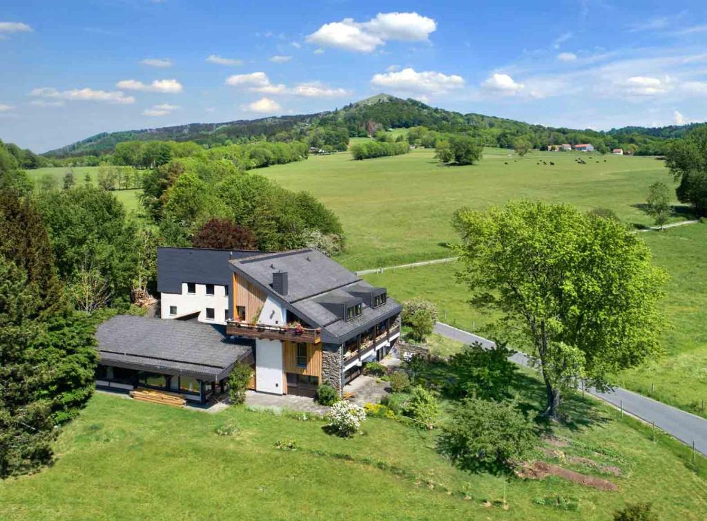 una vista aérea de una casa en un campo en Bio-Gästehaus Rhöndistel en Poppenhausen