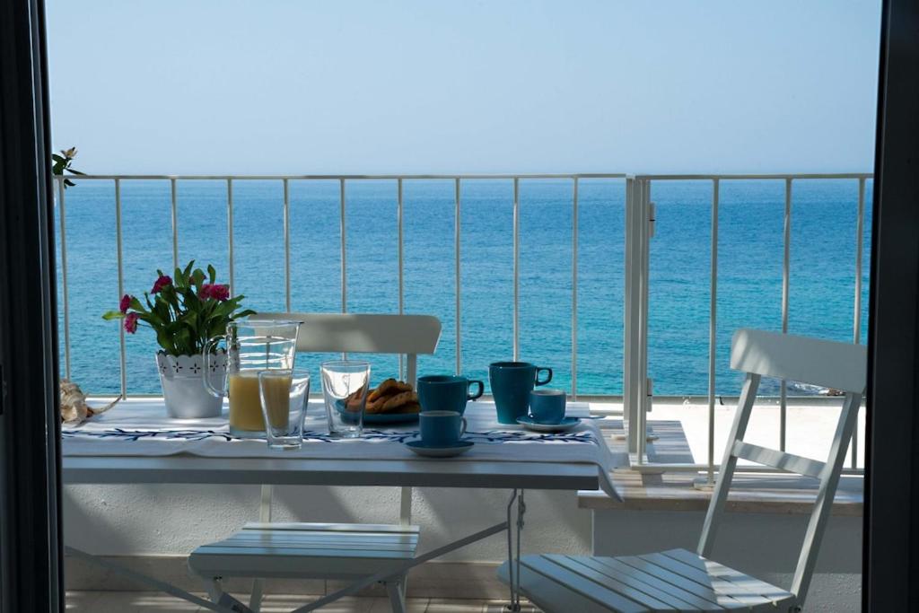 トッレ・サン・ジョヴァンニ・ウジェントにあるAppartamento Mare Verdeの海の景色を望むテーブル