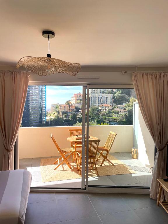Balkón nebo terasa v ubytování Luxueux Studio Neuf - Frontière Monaco - Piscine - Parking privé