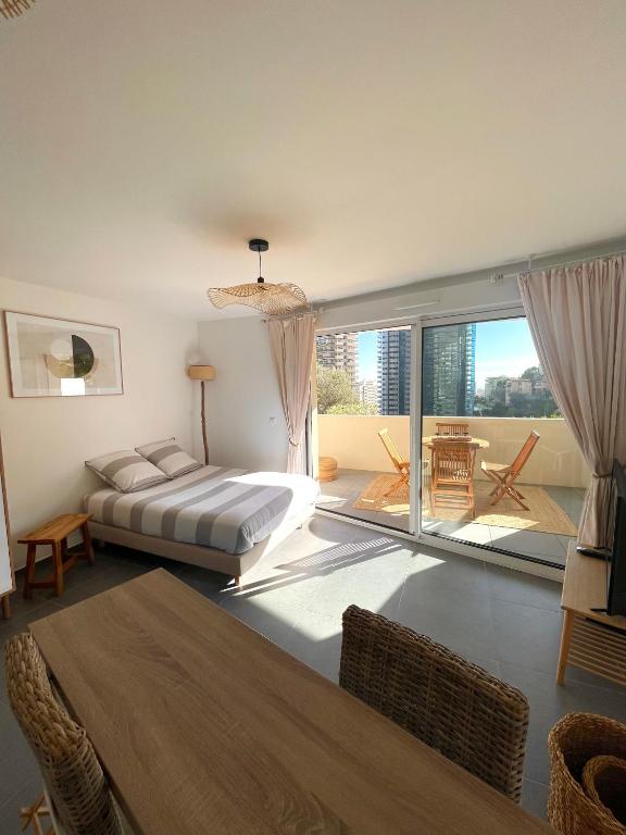 Postel nebo postele na pokoji v ubytování Luxueux Studio Neuf - Frontière Monaco - Piscine - Parking privé