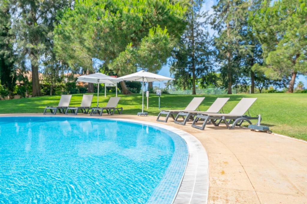สระว่ายน้ำที่อยู่ใกล้ ๆ หรือใน Magnifique 2bed flat with Pool, Garage, tennis court Vilamoura