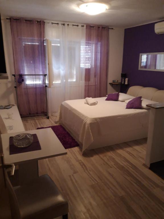 Postel nebo postele na pokoji v ubytování Rooms And Apartment Stambuk II