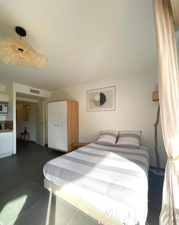 Postel nebo postele na pokoji v ubytování Luxueux Studio Neuf - Frontière Monaco - Piscine - Parking privé