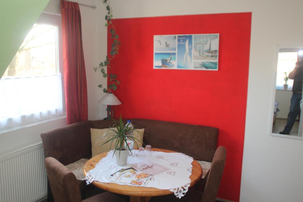 Habitación roja con mesa y pared roja en Möwennest im Umland Hamburgs, en Henstedt-Ulzburg