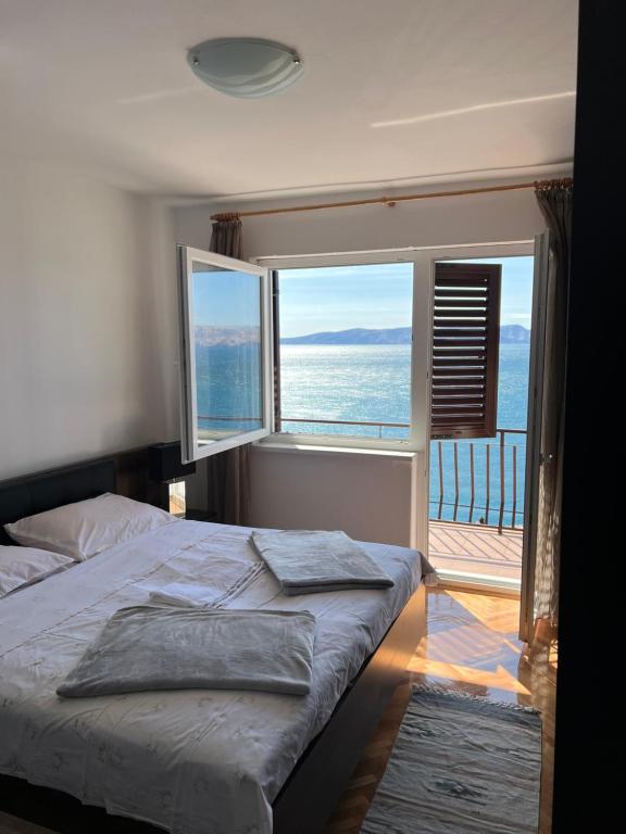 Schlafzimmer mit einem Bett und Meerblick in der Unterkunft Apartment Ivanka in Senj