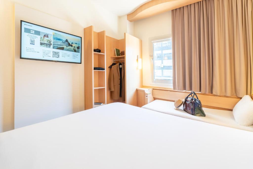 Postel nebo postele na pokoji v ubytování Ibis Madrid Calle Alcalá