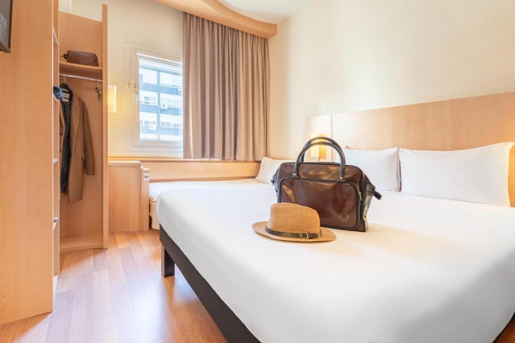 Postel nebo postele na pokoji v ubytování Ibis Madrid Calle Alcalá