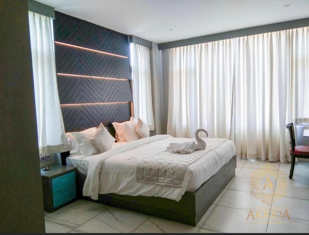 een slaapkamer met een bed met een zwaan erop bij NT Hotels and Resorts Akridha in Pondicherry