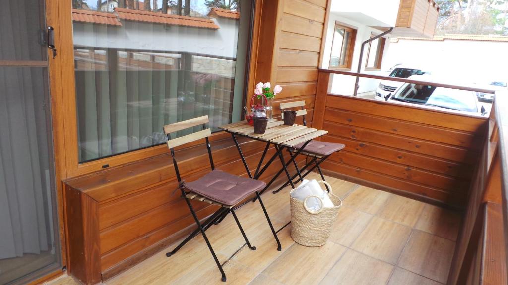 eine Veranda mit einem Tisch und Stühlen auf dem Balkon in der Unterkunft Апартамент Ренета Apartment Reneta in Welingrad