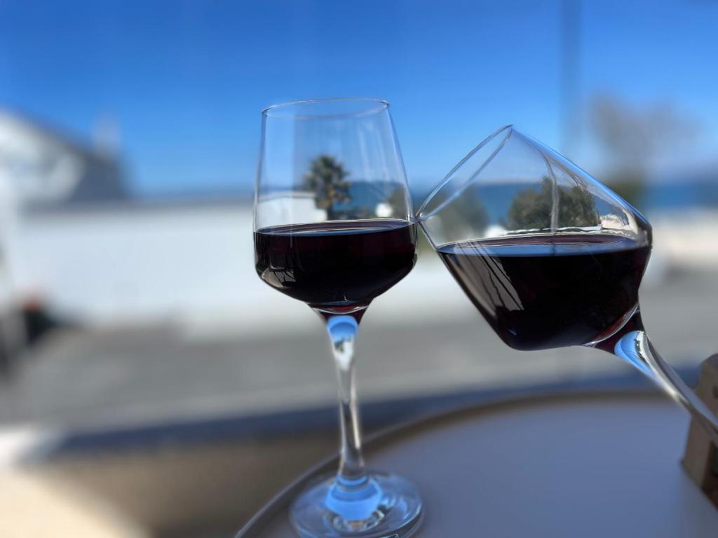 deux verres de vin rouge assis côte à côte dans l'établissement Apartman - Kera Nin, à Nin