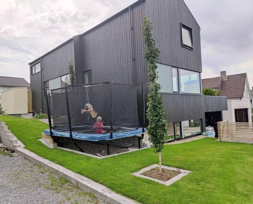 Una chica está en un trampolín en una casa en Modern and comfortable apartment in attractive neighborhood en Stavanger