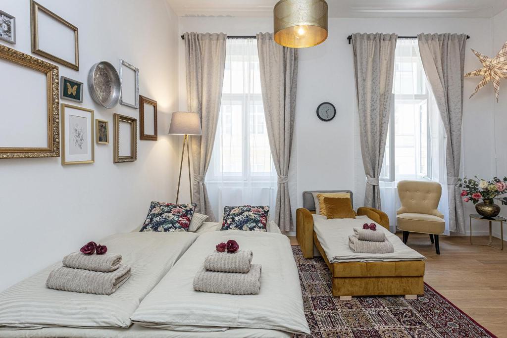 Postel nebo postele na pokoji v ubytování A Prague Apartments - Lesser Town