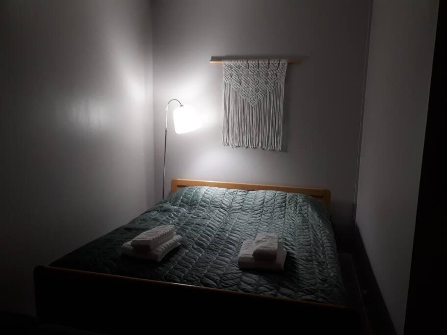1 dormitorio con 1 cama con 2 toallas en Viihtyisä yksiö lähellä palveluita. (Himos 7,9 km), en Jämsä