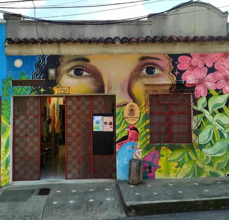 カリにあるCasa Sotavento Caliの顔の壁画