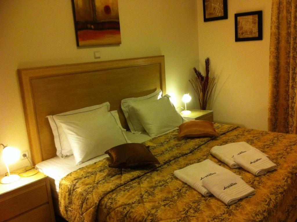 Uma cama ou camas num quarto em Aerolithos