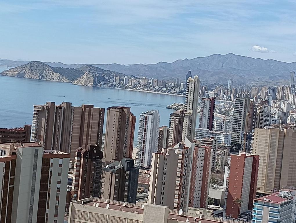 widok na miasto z budynkami i zbiornikiem wodnym w obiekcie Torres Montecarlo Apartmento con vistas al mar w mieście Benidorm