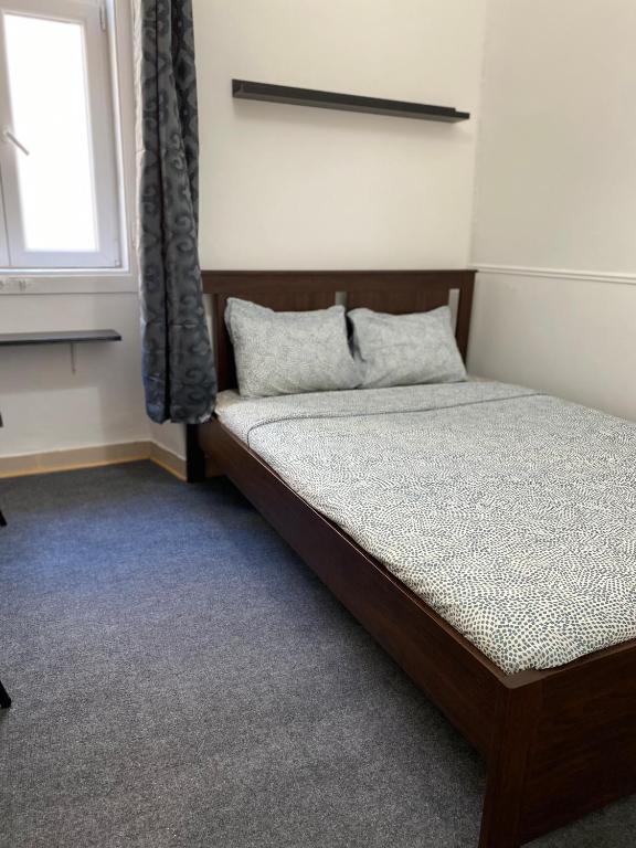 Postel nebo postele na pokoji v ubytování Sri-Indo Guest House