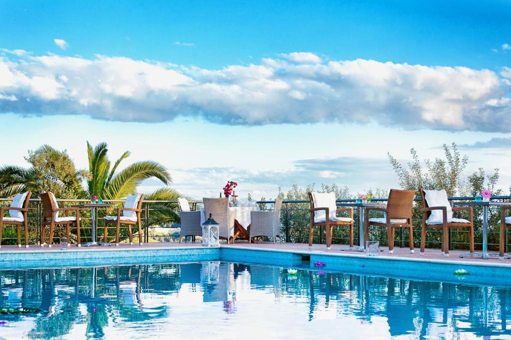 Bazén v ubytování Vigles Sea View, Philian Hotels and Resorts nebo v jeho okolí