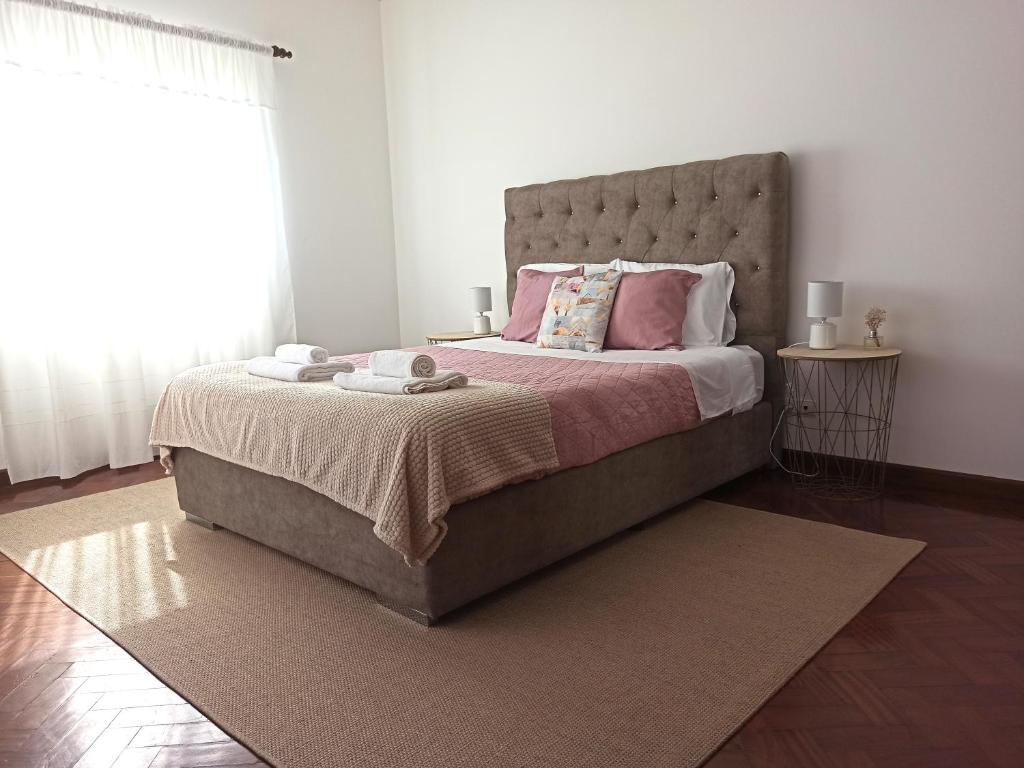 奧爾塔的住宿－Dutra's House，卧室配有一张大床,配有粉色床单和枕头