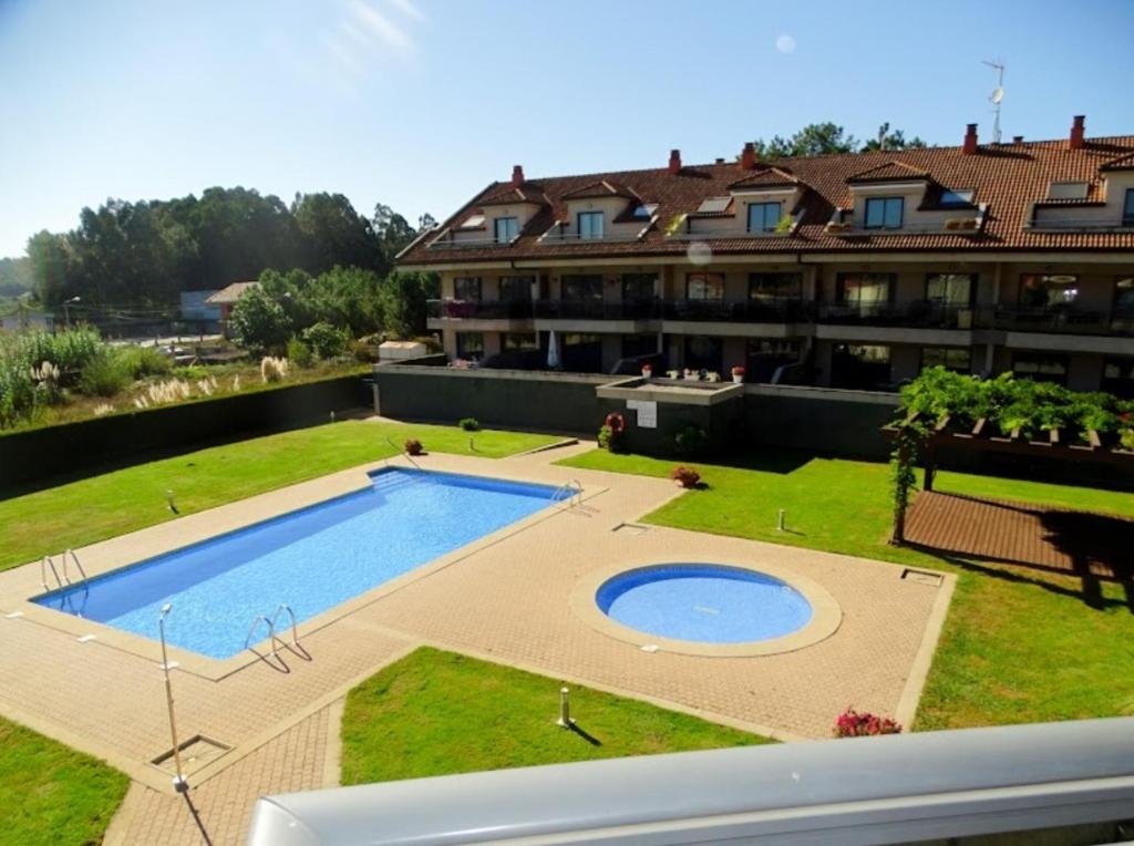 Vista de la piscina de S, con piscina en Sanxenxo o alrededores