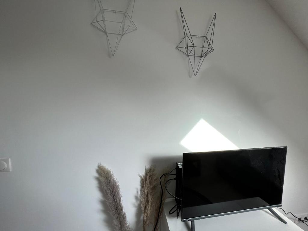 Televízia a/alebo spoločenská miestnosť v ubytovaní La Fensch Wifi Un-Sejour-à-Part