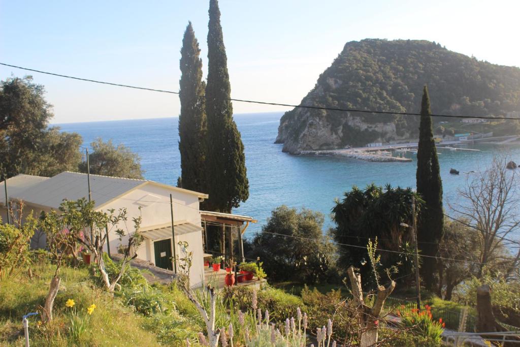 une maison sur une colline avec vue sur l'océan dans l'établissement Niky's cottage, à Paleokastritsa