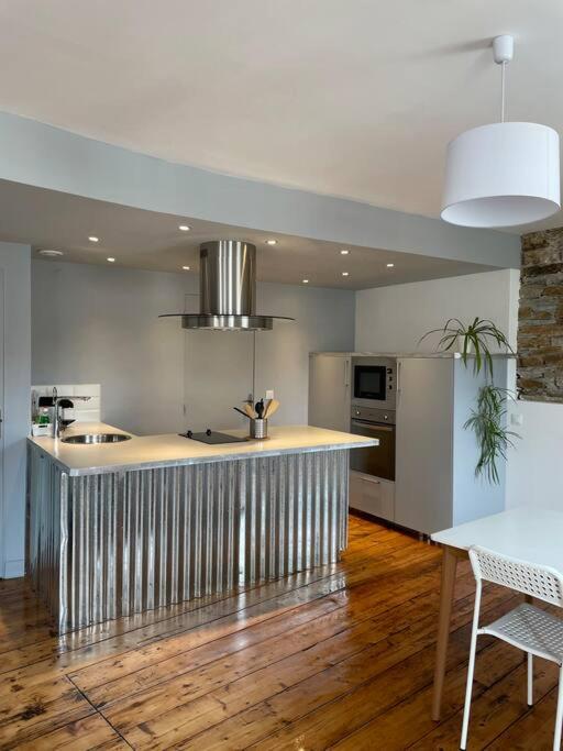 - une cuisine avec un comptoir et une cuisinière four supérieur dans l'établissement Malban - Centre Historique- 3ième étage, à Lannion