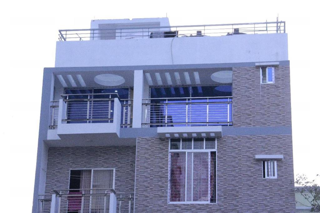 un edificio con un balcón en el lateral. en Private Bedroom in Lalmatia, Mohammedpur, en Dhaka